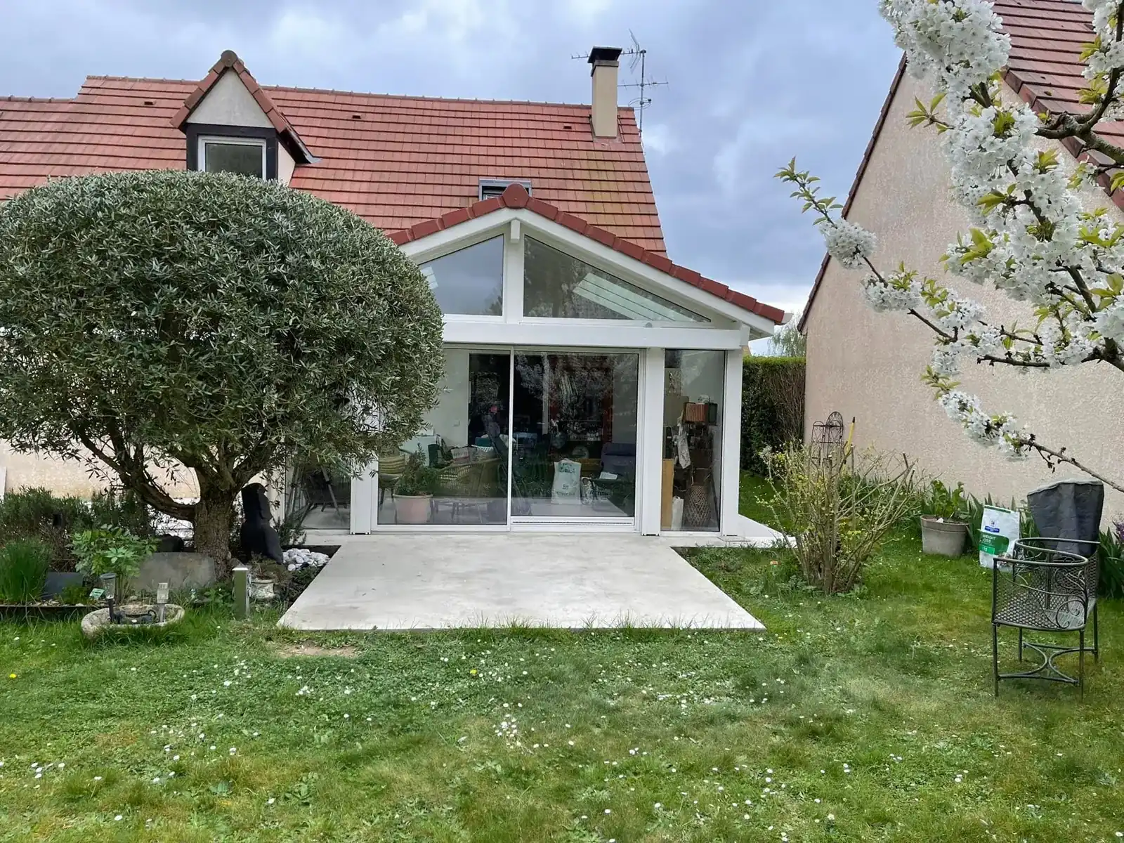 Extension vitrée finie, toute la maison derrière