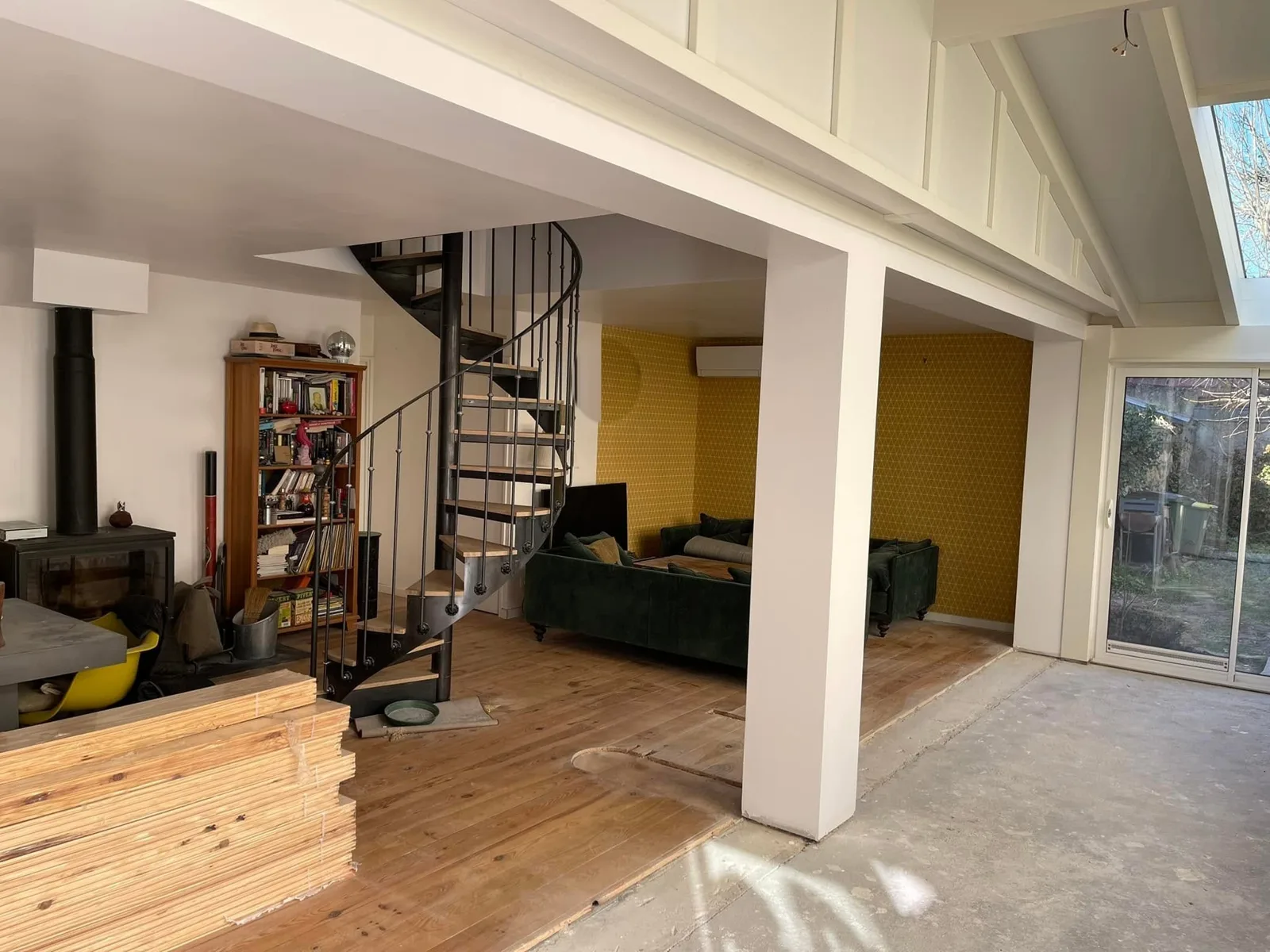 La même pièce une fois le mur ouvert : salon et extension réunis sous le même plafond