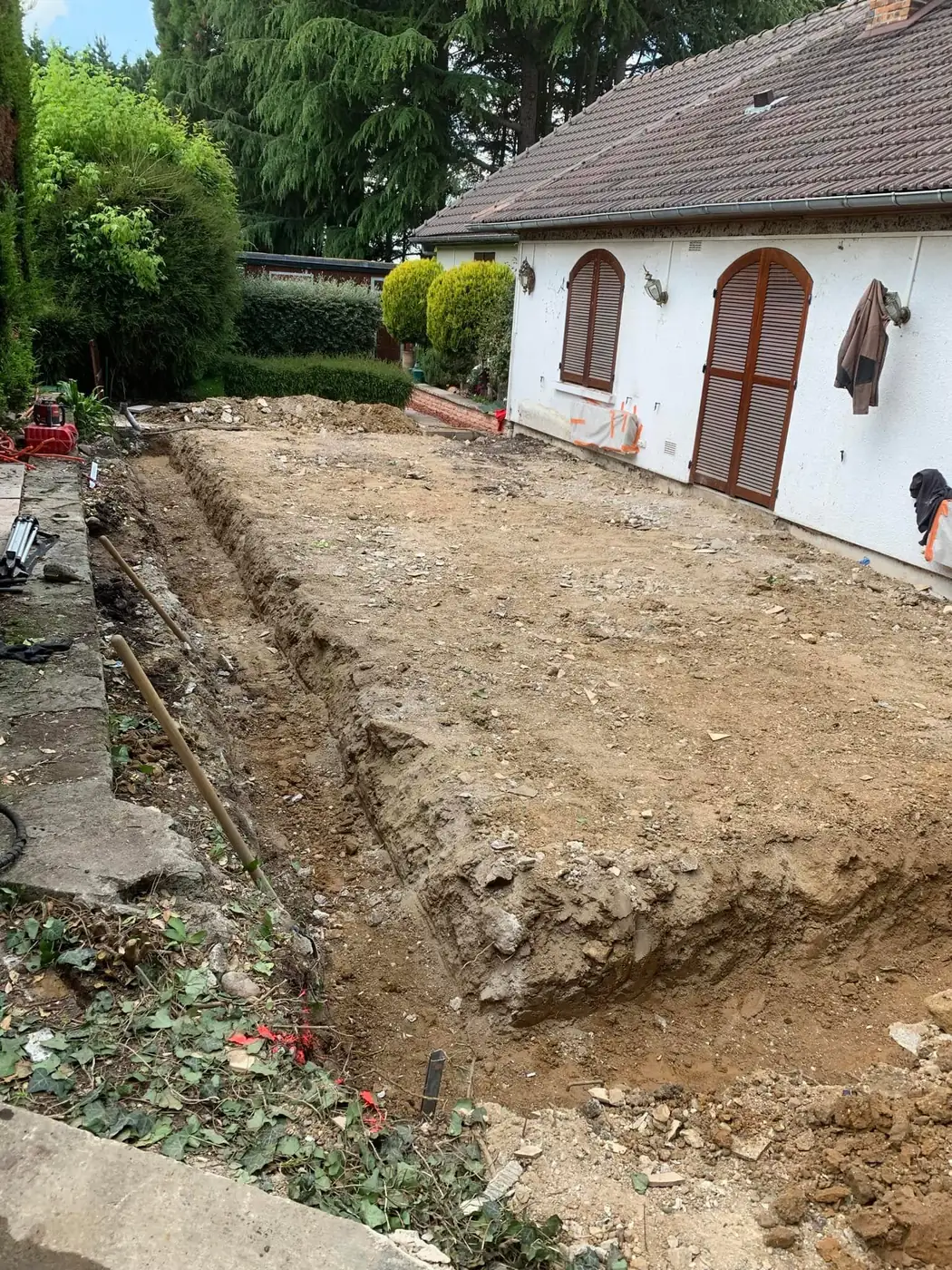 Le terrassement de départ, le long de la maison