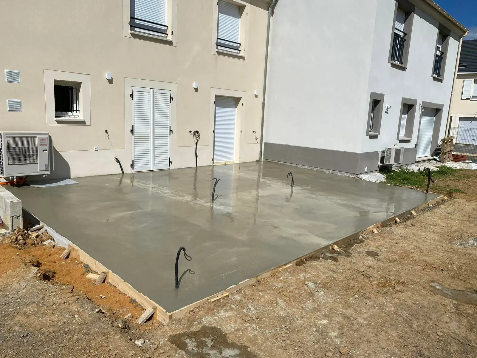 Le béton coulé dans le coffrage, encore frais