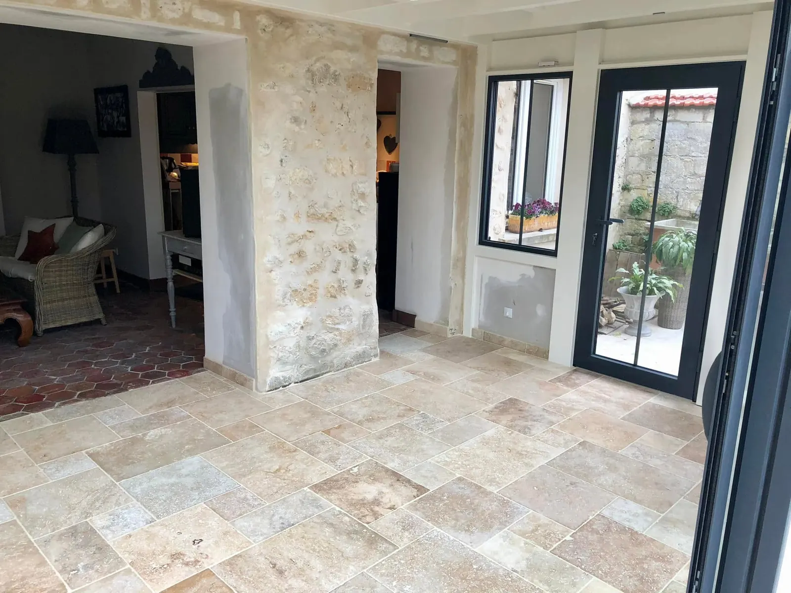 Carrelage posé dans une pièce de vie, portes-fenêtres