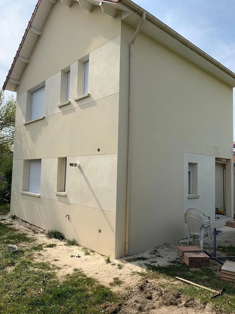 La même maison, pignon et façade enduits
