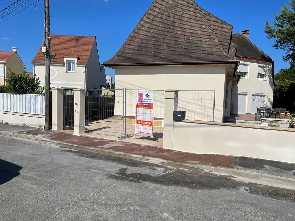 Entrée refaite : piliers enduits, portail et allée neuve devant la maison