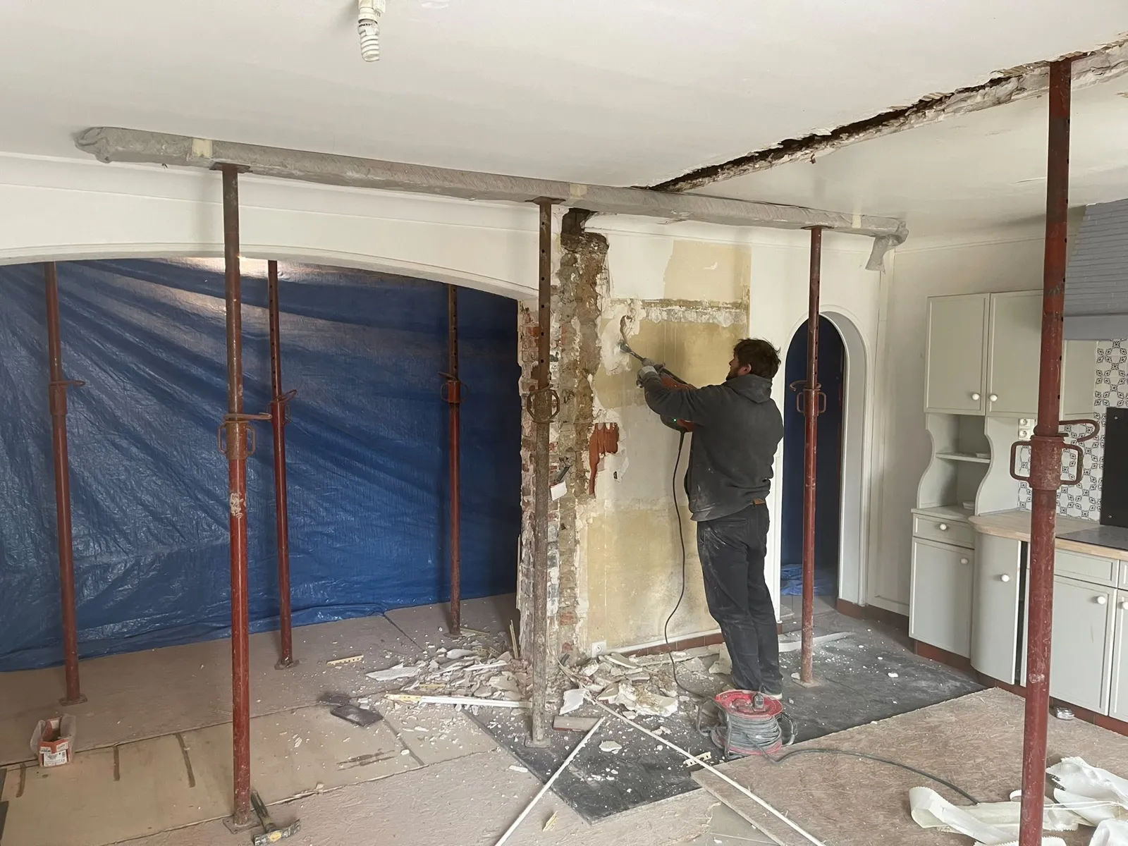 Un mur découpé sous étais, avant la pose de la poutre