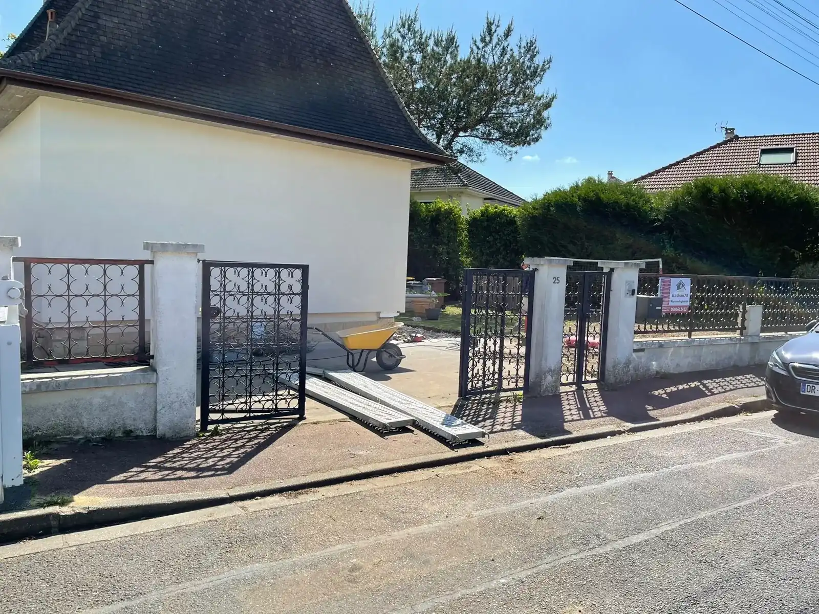 L’entrée avant : ancien portail en fer et piliers d’origine