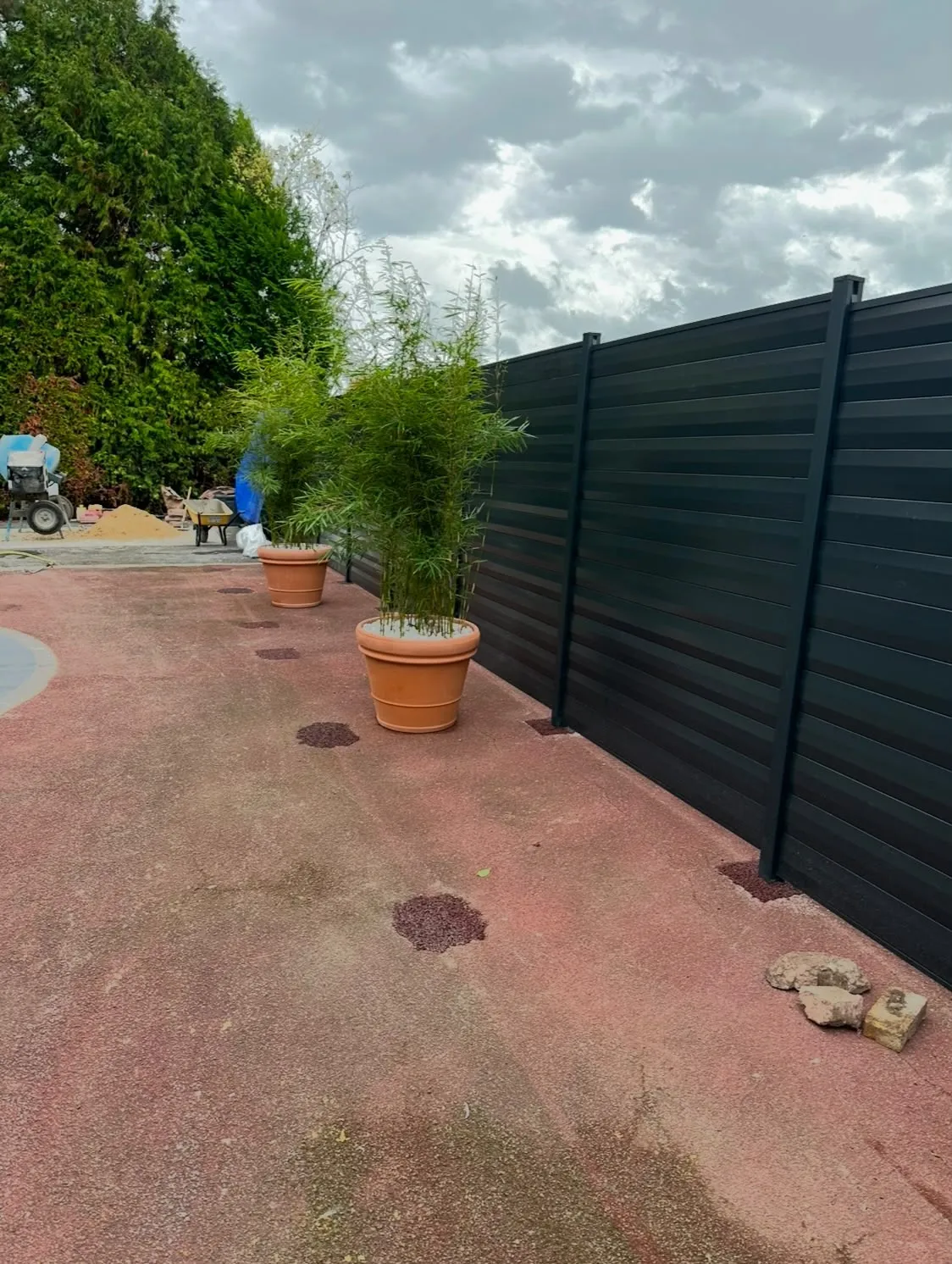 Clôture en lames aluminium anthracite posée sur une cour