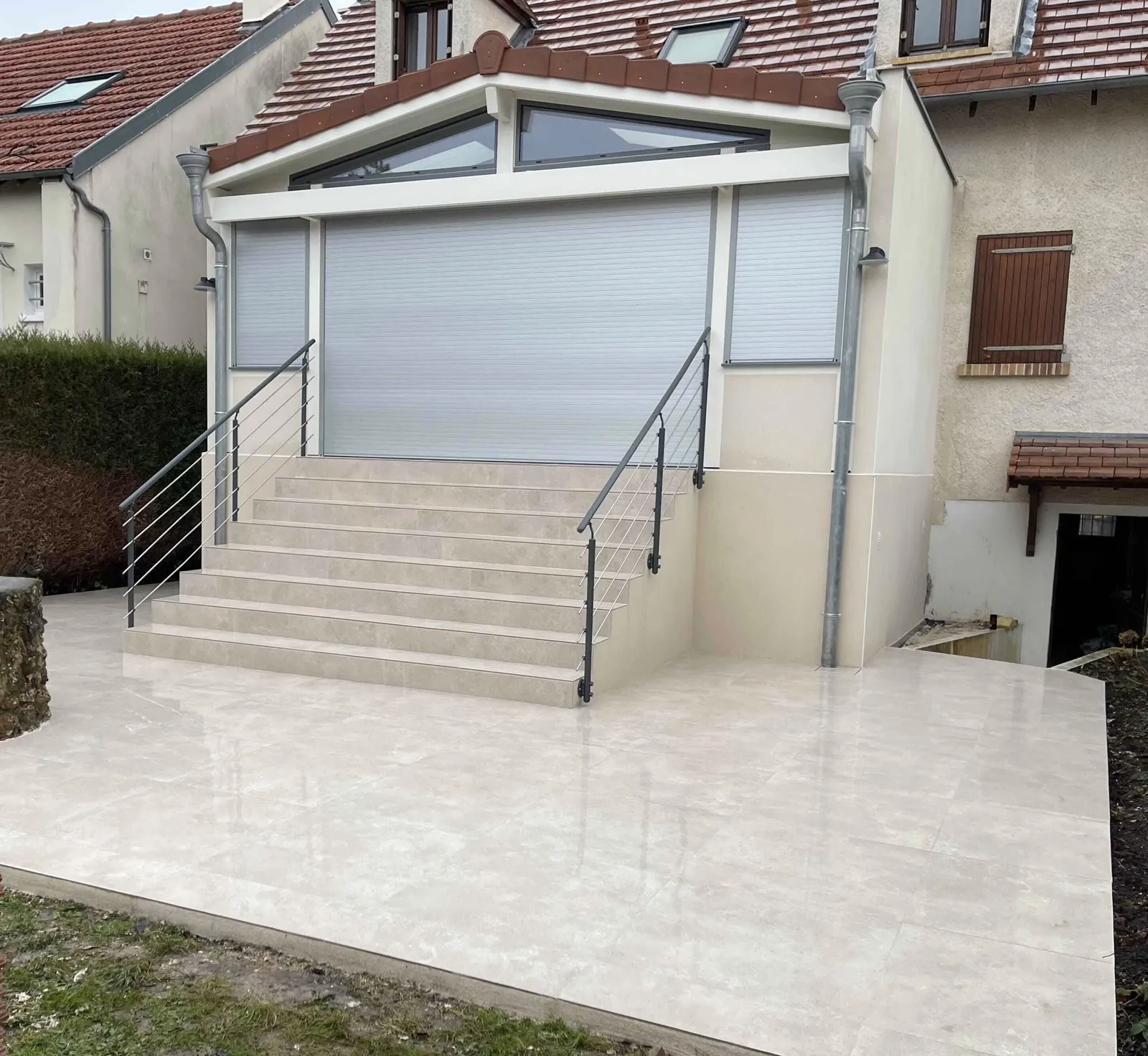 La même maison : véranda, escalier et terrasse carrelés